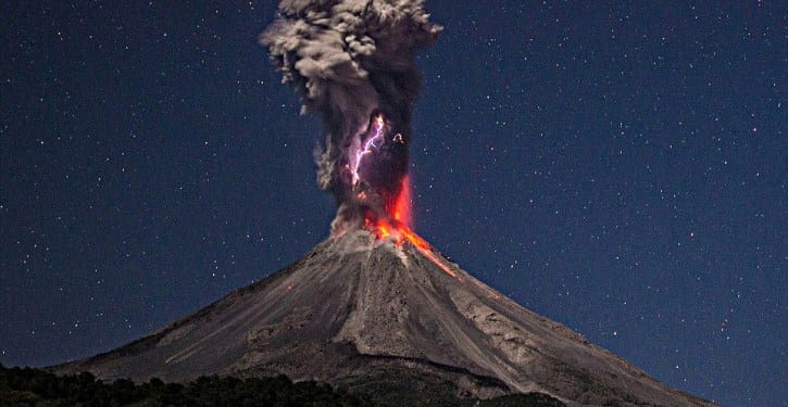 Resultado de imagem para vulcão em erupção