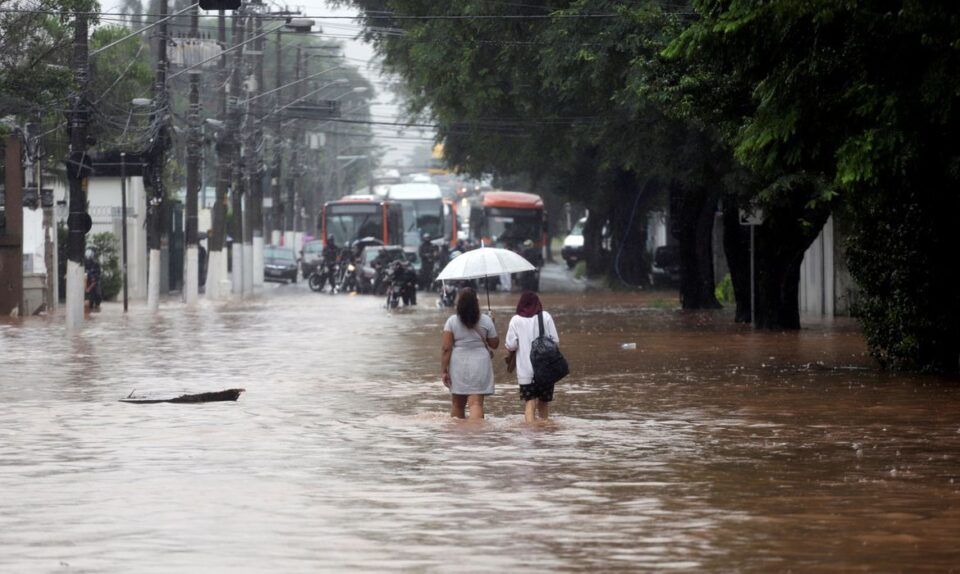 Enchentes O que são características causas e impacto urbano