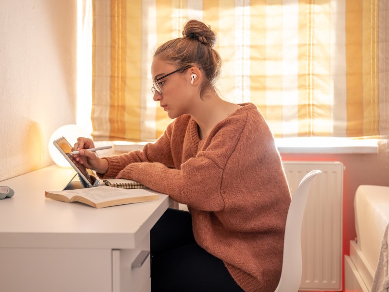 Foto de uma jovem em frente ao tablet
