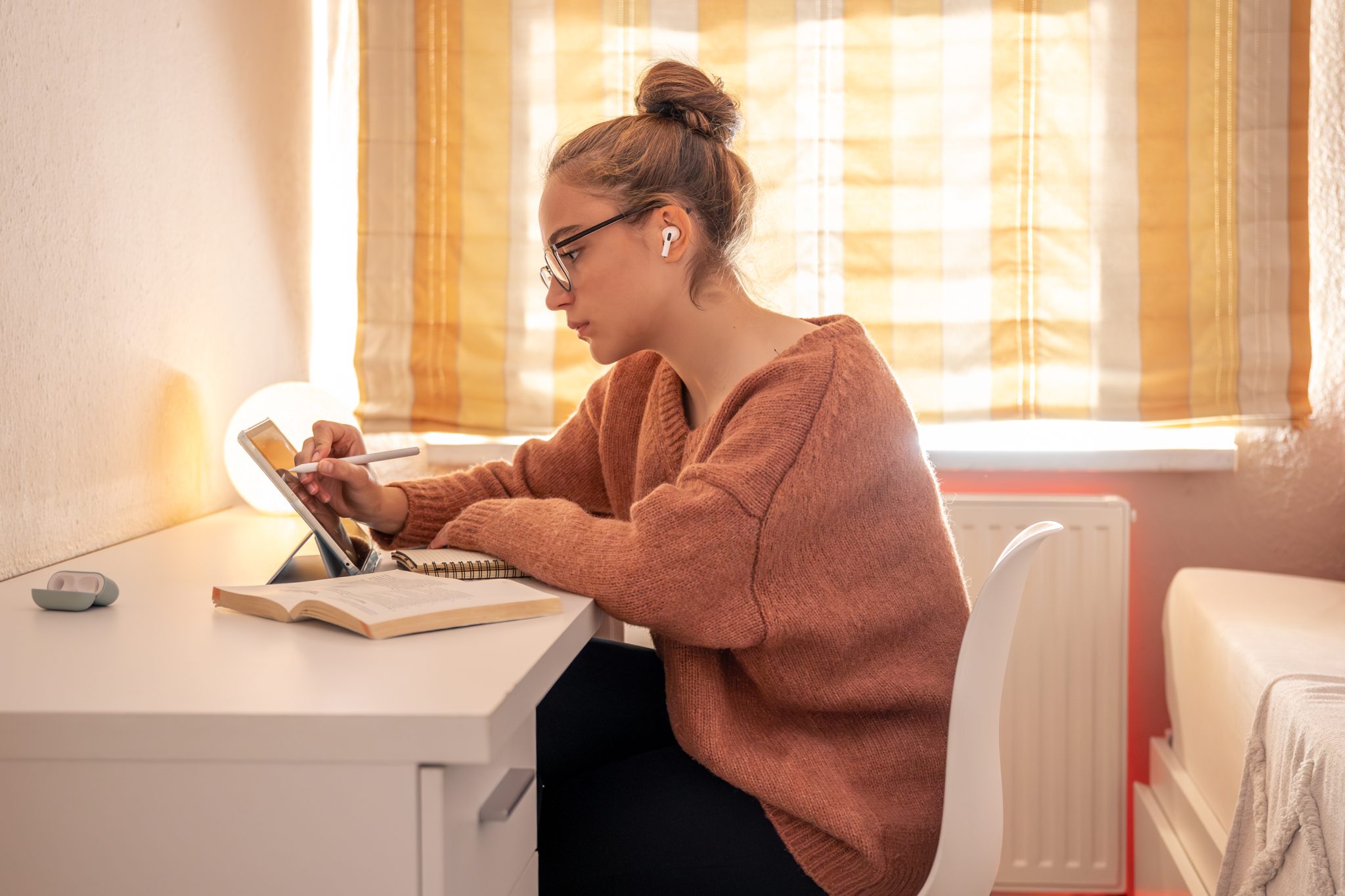 Foto de uma jovem em frente ao tablet