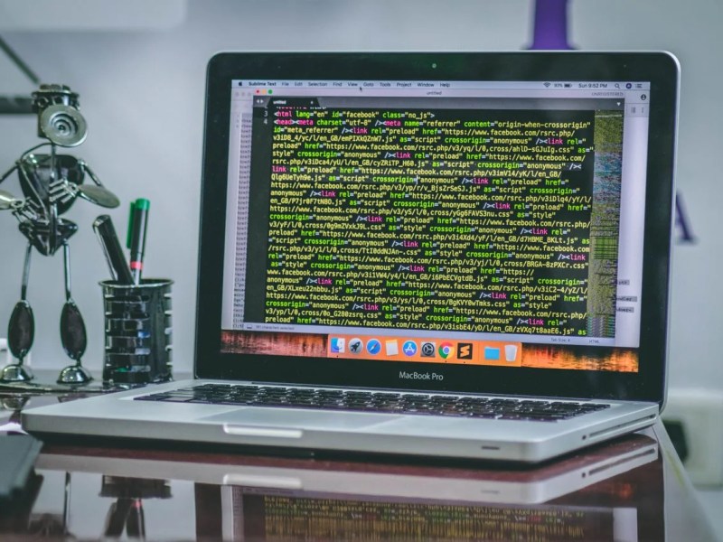 Tela de macbook pro ligado com linhas de código de programação na tela
